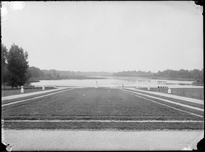 Parc : parterres et plan d'eau