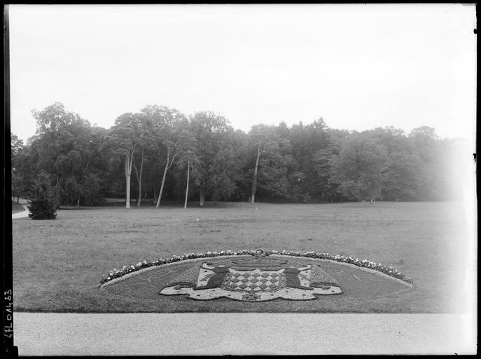 Parc : parterre de fleurs représentant des armoiries