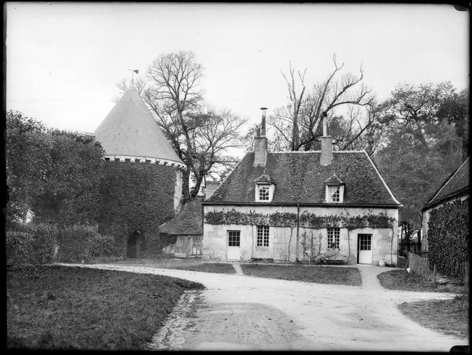 Tour des gardes et pavillon