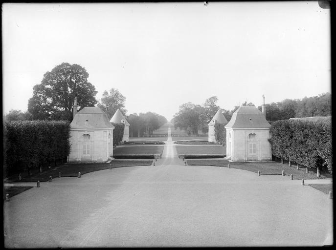 Entrée du château : pavillons et tours des gardes, allée