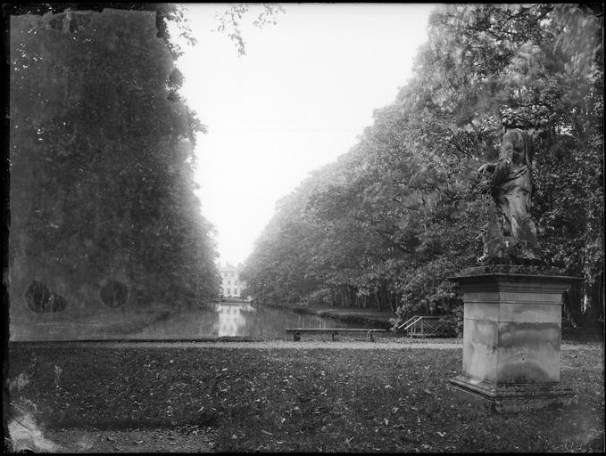 Parc : canal, statue