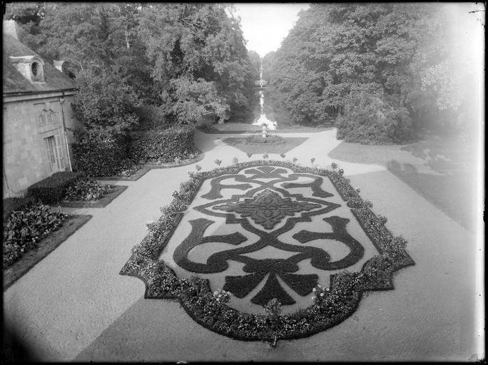 Parc : vue plongeante sur un parterre de fleurs, canal