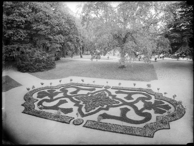 Parc : vue plongeante sur un parterre de fleurs