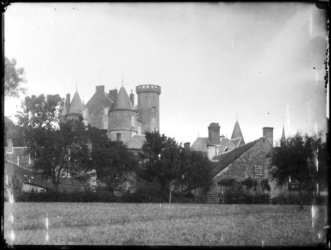 Le village : château et maisons