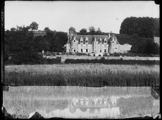 Façade antérieure sur parc