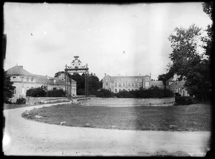 Grilles d'entrée et château sur cour d'honneur