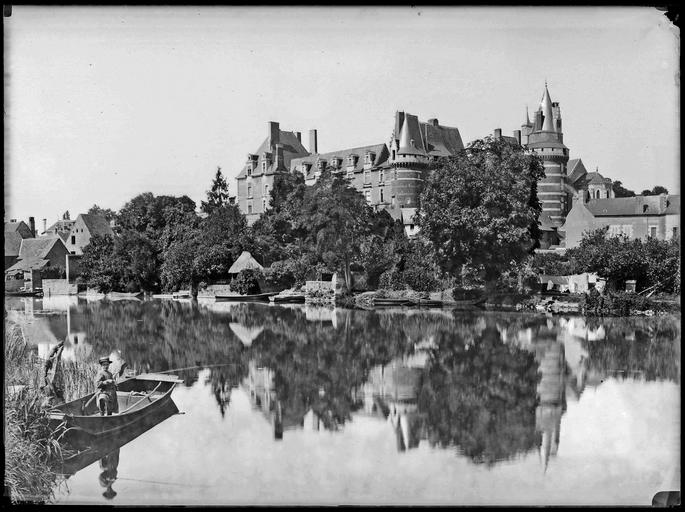 Ensemble, rivière au premier plan, pêcheur