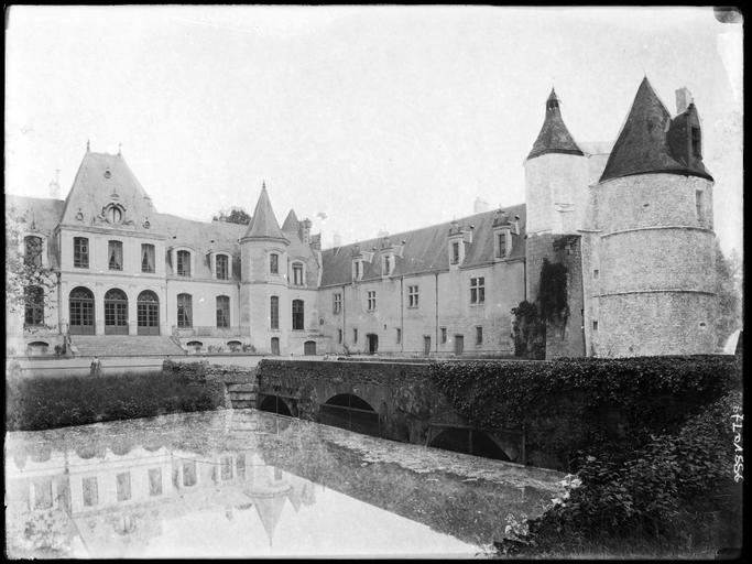 Ensemble sur cour, pont sur cours d'eau