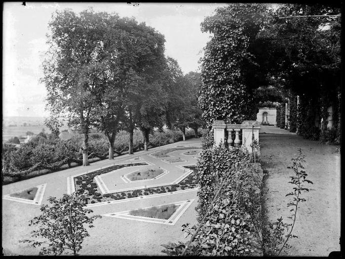 Parc : parterres de fleurs, terrasse