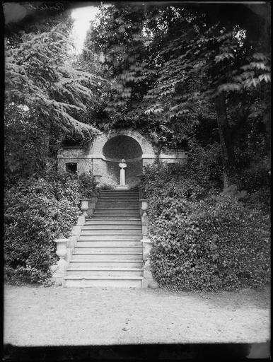 Parc : buste dans une niche en haut d'un escalier