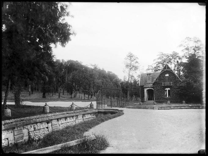 Entrée : pavillon de garde, grilles en fer forgé