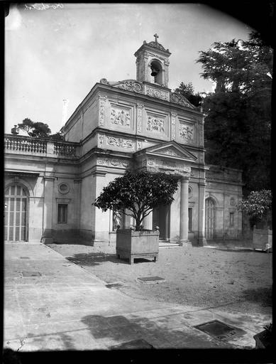 Entrée à fronton de la chapelle