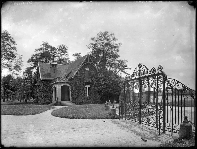 Entrée : pavillon de garde, grilles en fer forgé