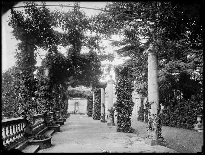 Terrasse à colonnades et balustrades