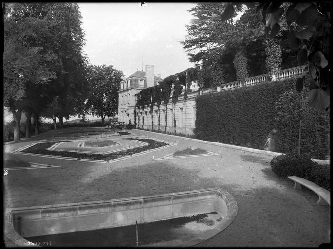 Façade et terrasse vues en perspective, parterres de fleurs