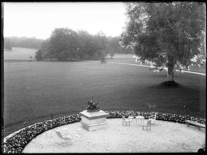 Parc : terrasse avec salon de jardin