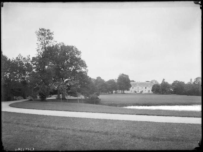 Parc : vue éloignée sur le château