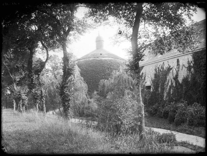 A l'arrière du château, tourelle circulaire