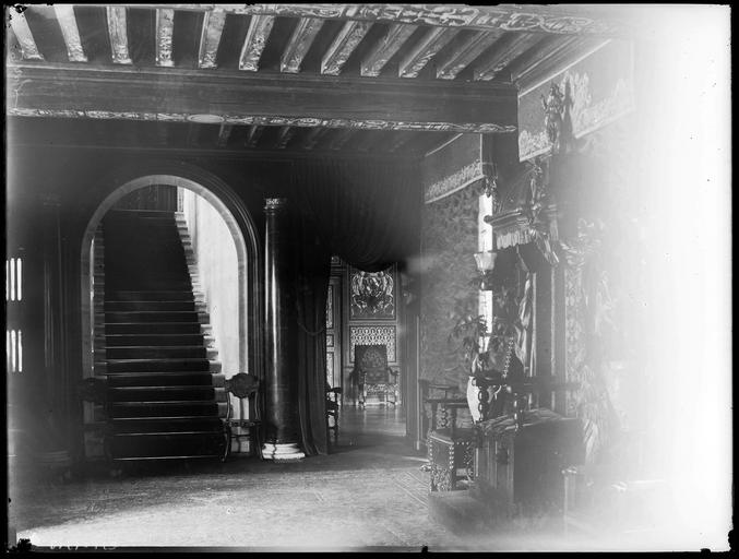 Intérieur : hall, départ d'escalier