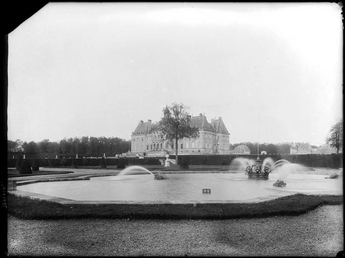 Ensemble sur parc, bassin de la couronne au premier plan