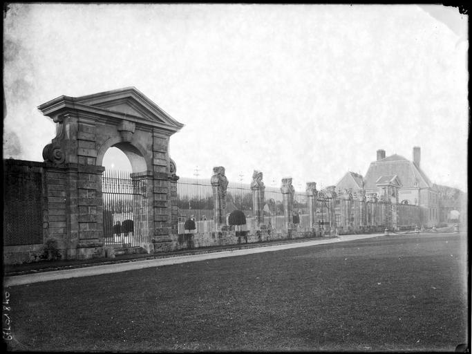 Grilles de clôture et porche, pavillon des communs