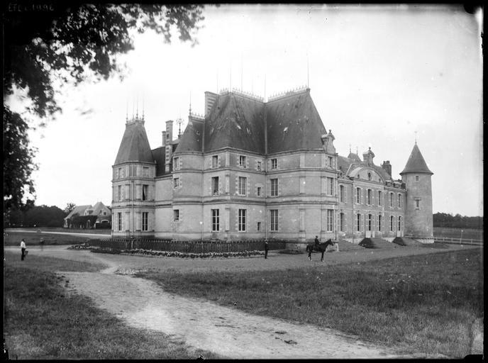 Façade nord sur parc, un cavalier