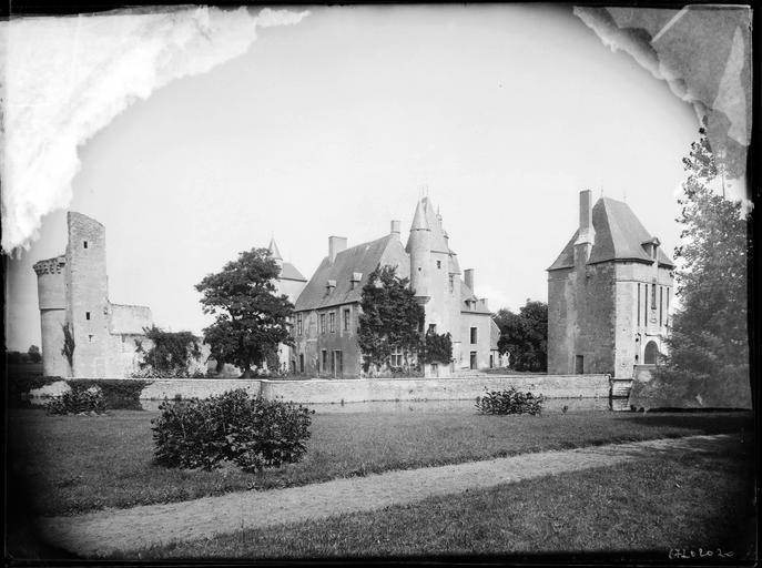 Ensemble : logis, châtelet d'entrée, tour