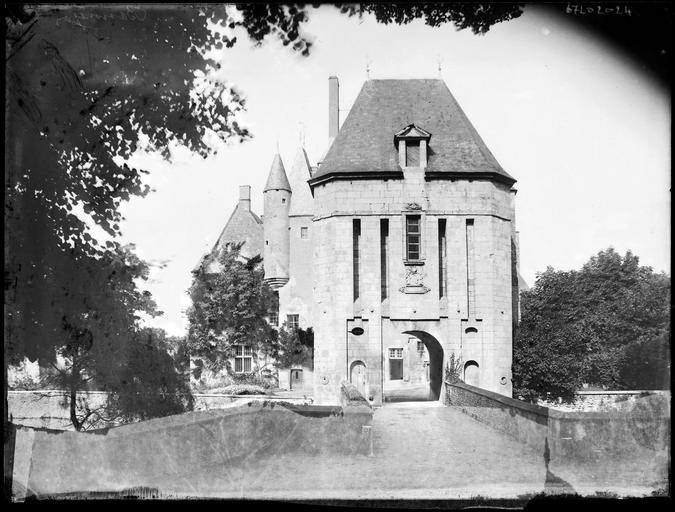 Châtelet d'entrée à l'est