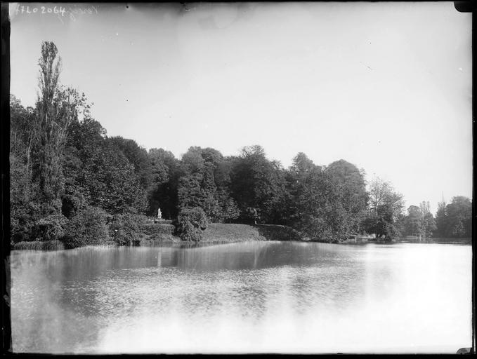 Parc : rivière, statue