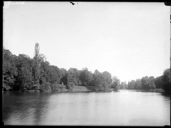 Parc : rivière, statue