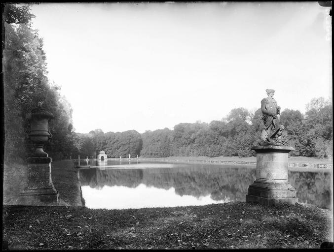 Miroir d'eau : embarcadère et statue