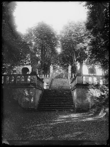 Parc : escalier et gloriettes, statues