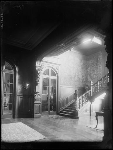 Intérieur : hall et départ d'escalier