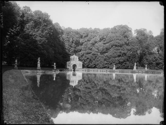 Miroir d'eau : embarcadère et statue