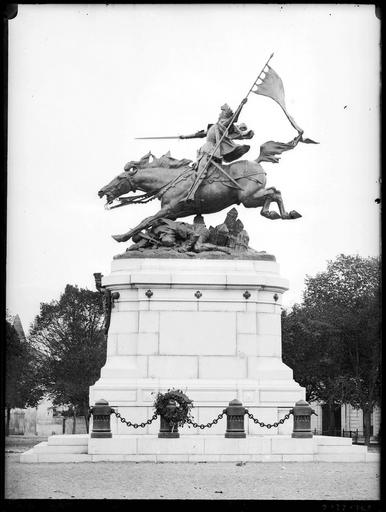 Statue équestre de Jeanne d'Arc par Jules Roulleau