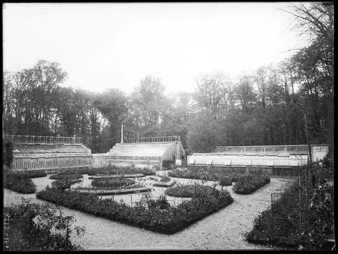 Parc : serres et parterres de fleurs