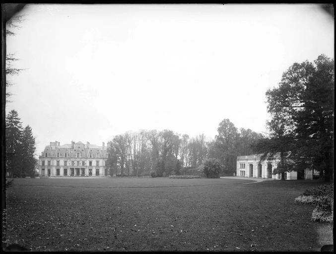 Ensemble et orangerie sur parc