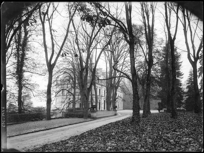 Allée devant le château