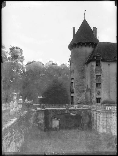 Pont-levis, tour et douve