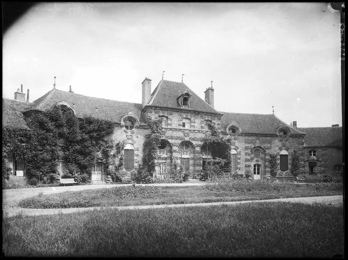 Petit château : façade sur parc