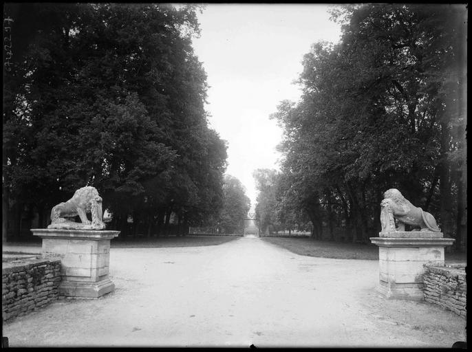 Allée d'honneur : sculptures de lions, portail