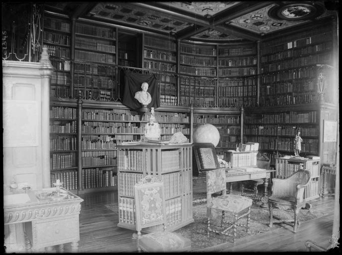 Intérieur : bibliothèque