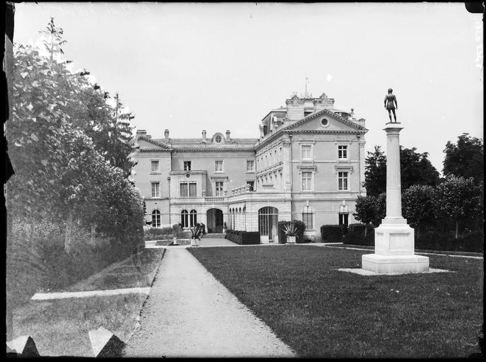 Façades latérales sur parc, colonne avec statue