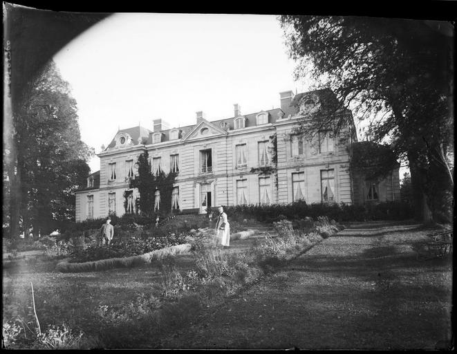 Ensemble sur parc, un couple dans le jardin