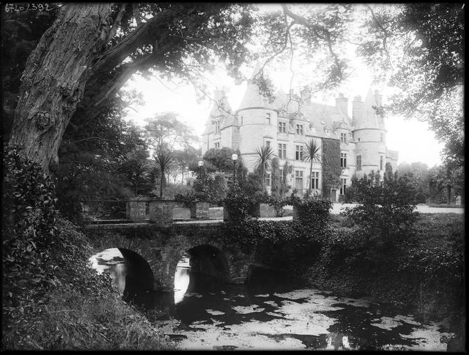 Ensemble sur parc, pont et rivière