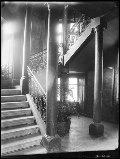 Intérieur : escalier à rampe en fer forgé