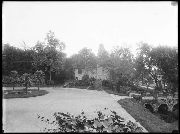 Parc : détail d'une façade, pont en pierre