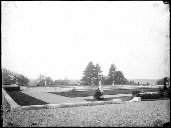 Parc : vue générale, statues et parterres