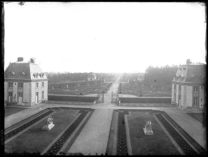 Parc : pavillons de garde, vue générale des jardins