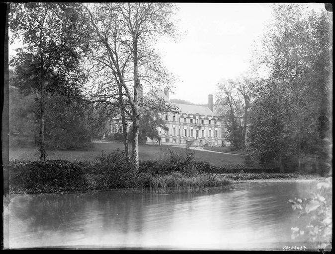 Ensemble sur parc, plan d'eau au premier plan